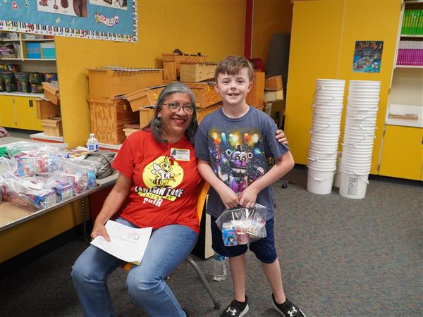 Retired teacher volunteers at Lantern Lane Elementary